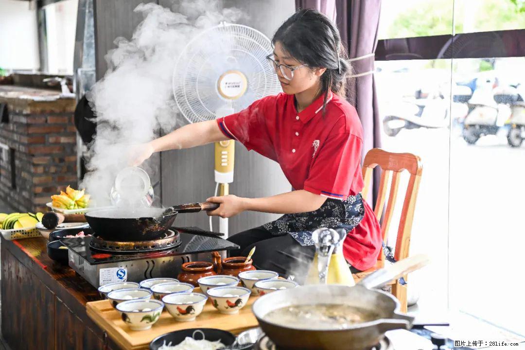 全网追的“扁担女孩”，找了一份暑假工，时薪12元 - 贵阳生活资讯 - 贵阳28生活网 gy.28life.net